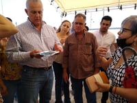 Alcalde de Torreón inaugura plaza y vecinos le exigen agua