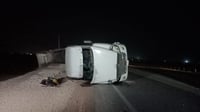 Tráiler vuelca en la carretera Torreón - San Pedro