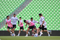 La Selección Mexicana llegó ayer a la Comarca Lagunera y entrenó en la cancha del Corona.