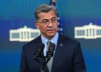 Secretario de Salud de EUA vuelve a dar positivo a COVID, descartan contacto con presidente Biden
