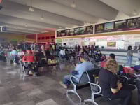 Más de 300 migrantes varados en Central de Autobuses de Saltillo
