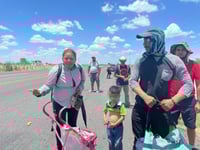 Migrante señala presunta desaparición por la policía de 6 de sus familiares en Nava