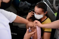Con gritos y llantos, inicia vacunación antiCOVID a niños en Torreón