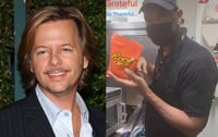 David Spade dona 5 mil dólares a empleado que recibió dulces por trabajar casi 30 años ininterrumpidos