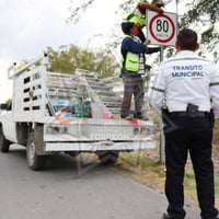 Inicia la colocación de señalética para marcar nuevos límites de velocidad en bulevar de la Nogalera y periférico de Torreón. (CORTESÍA)