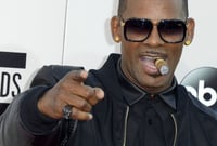 Imagen Condenan a 30 años de cárcel a R. Kelly por crimen organizado, abuso y tráfico sexual