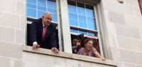 Beatriz Gutiérrez Müller se golpea con ventana mientras saluda a simpatizantes en EUA 