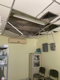 Desde hace tiempo se desprendieron algunos plafones del Centro de Salud Rural Albia. (EL SIGLO DE TORREÓN)