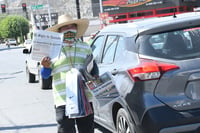 Héctor Campos es uno de los tantos trabajadores que día con día se enfrentan a los incesantes rayos del sol de la Comarca Lagunera. (FERNANDO COMPEÁN)