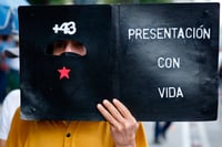 Normalistas de Ayotzinapa buscan a infiltrados del Ejército