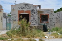 Las casas abandonadas son un problema que degrada el tejido social de la colonia, señaló el secretario de Vivienda de Coahuila.