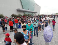 Pasan la noche en la Expo Feria para vacunar a niños contra COVID en Gómez Palacio