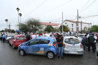 El bloqueo de los taxistas duró varias horas e impidió el paso en una de las principales salidas del primer cuadro de la ciudad. Según muestran los documentos se han autorizado concesiones hace unos días. (FERNANDO COMPEÁN)