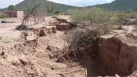 El sábado se registró un enorme hoyo en la entrada del ejido, por el escurrimiento del río Aguanaval. (EL SIGLO DE TORREÓN)