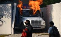 Incendian camión y lo impactan contra Palacio de Justicia de Iguala