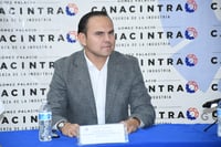 En el parque industrial CG Park, recorrió la empresa Tecnopress, acompañado por los ejecutivos y de Arturo Ortiz Galán (FERNÁNDO COMPEÁN / EL SIGLO DE TORREÓN)