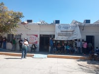 Las personas manifestaron su enojo porque los traen 'a vuelta y vuelta' para legalizar sus autos. (EL SIGLO DE TORREÓN)