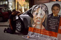 Silvia Ortiz y Óscar Sánchez Viesca, ofrecieron una oración y cantos, en la esquina de la calle 28 y avenida Morelos en Torreón. (EDUARDO RUIZ)