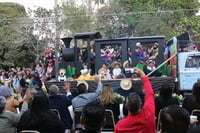 El desfile finalizó en la plaza principal, donde las instituciones educativas presentaron tablas rítmicas y carros alegóricos. (EL SIGLO DE TORREÓN)