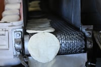 Aseguran que los precios del kilo de tortilla son los mismos en toda la Comarca Lagunera y oscilan entre los 22 y 25 pesos. (ARCHIVO)