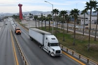 La Ciudad Industrial de Torreón no ha atendido la medida de dejar de circular camiones de carga por Periférico durante las 'horas pico'. (EL SIGLO DE TORREÓN)