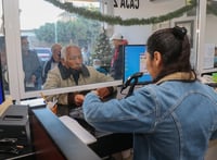 La atención se lleva a cabo en el área de Cajas y Predial de la presidencia, en donde se continúa recibiendo a la ciudadanía. (EL SIGLO DE TORREÓN)