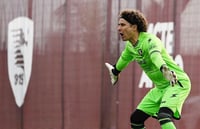 Imagen Guillermo Ochoa evita la goleada del Milan en el regreso del futbol italiano