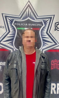 El sujeto circulaba en su unidad con placas sobrepuestas, por lo que fue trasladado a las celdas de la cárcel municipal.