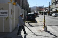 Desde hace varios días está la banqueta obstruida con tapias, en la esquina de Morelos y Rodríguez. (FERNANDO COMPEÁN)