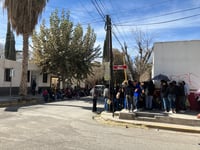 Abarrotan padres de familia y jóvenes, instalaciones de Sader para recibir pago de beca. (EL SIGLO DE TORREÓN)