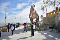 Buscan la permanencia de los dinosaurios en el Puerto Noas , que ha multiplicado las visitas. (EDUARDO RUÍZ / EL SIGLO DE TORREÓN)