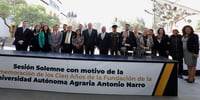 El alcalde de Saltillo, Chema Fraustro, y el rector, Alberto Flores Olivas, develaron una placa conmemorativa por el centenario de la fundación de la UAAAN. (EL SIGLO DE TORREÓN)