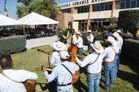 Distintas autoridades educativas y varios egresados de las primeras generaciones asistieron al festejo. (EL SIGLO DE TORREÓN)