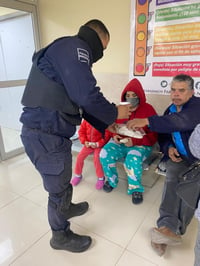 Por bajas temperaturas, los policías ofrecieron los alimentos.