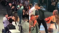 Imagen En pleno escenario, pareja lagunera se compromete en concierto de Duelo