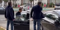 Captan a Ben Affleck azotándole la puerta a Jennifer Lopez, usuarios critican su 'mala' actitud 