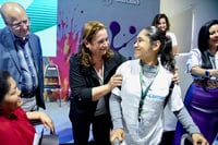 Celebran la graduación de 10 jóvenes con discapacidad que tomaron un curso teórico-práctico y que fueron contratados por Comex. (EL SIGLO DE TORREÓN)