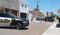 El hombre se encontraba pintando la fachada de una casa habitación.