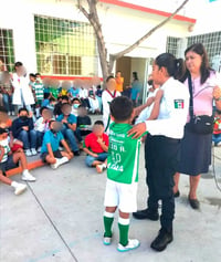 Los agentes ofrecieron una plática en el Instituto México. (EL SIGLO DE TORREÓN)