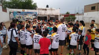La escuela de futbol Charly Soccer, ubicada en Ciudad Lerdo, ayuda a decenas de pequeños jugadores. (EL SIGLO DE TORREÓN)