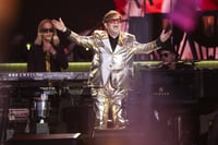 Imagen Elton John cierra el festival Glastonbury con un concierto emotivo y abarrotado