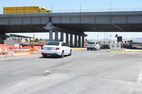 Se sigue trabajando en la colocación de barandales para dar seguridad a automovilistas y peatones. (EL SIGLO DE TORREÓN)