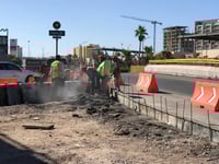 Trabajadores siguen construyendo el muro de contención del retorno de sur a norte. (Foto: FERNANDO COMPEÁN / EL SIGLO DE TORREÓN)
