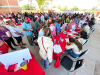 A la colonia Carmen Romano acudieron más de 200 personas que se beneficiaron con los servicios. (EL SIGLO DE TORREÓN)