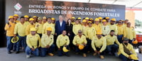 A los brigadistas se les entregó equipo como pantalones, camisas, gorras, botas, cascos, guantes, lámparas, mochilas y cantimploras.