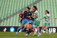 La exsantista Daniela Delgado, tuvo una notoria actuación en el medio campo del Rebaño Sagrado, anoche en el Estadio Corona, donde muchas veces defendió la playera albiverde (JORGE MARTÍNEZ)