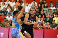 El partido de baloncesto concluyó con un ambiente de camaradería, que no pudo haberse realizado sin el apoyo de los asistentes y empresas patrocinadoras como Grupo Simsa, de los laguneros Salomón y Nesim Issa Tafich.