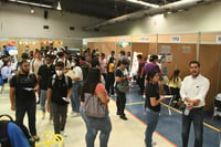 Acudieron cientos de buscadores por las mil 200 vacantes de la Feria del Empleo en Torreón. (FERNANDO COMPEÁN / EL SIGLO DE TORREÓN)