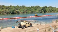La barrera se ubicaba hacia el lado mexicano, ahora la reubican hacia la orilla del río, en Eagle Pass. (EL SIGLO DE TORREÓN)
