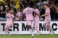 Lionel Messi (i) celebra luego de marcar el primer tanto del partido para el Inter de Miami, que derrotó en una dramática serie de penales 10-9 al Nashville SC en la final de la Leagues Cup; el encuentro terminó empatado a un tanto en el tiempo regular. (ARCHIVO)